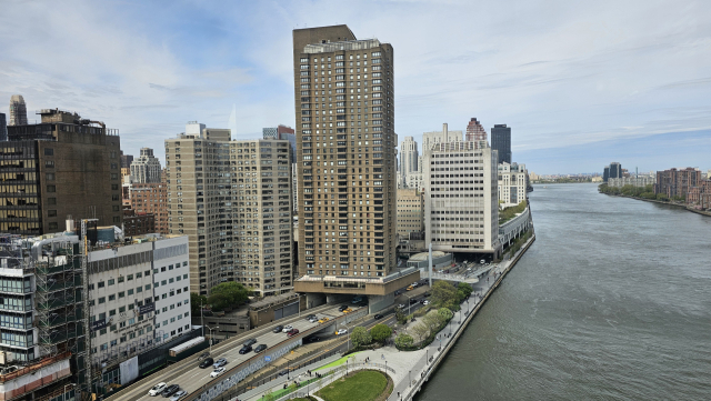 도로 위에 초고층 빌딩이 건립돼 있는 전경. 김태권 기자