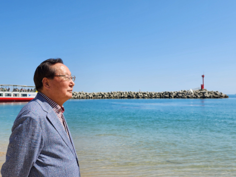 최휘웅 시인이 자주 산책하는 해운대 해수욕장 끝에서 바다를 바라보고 있다.