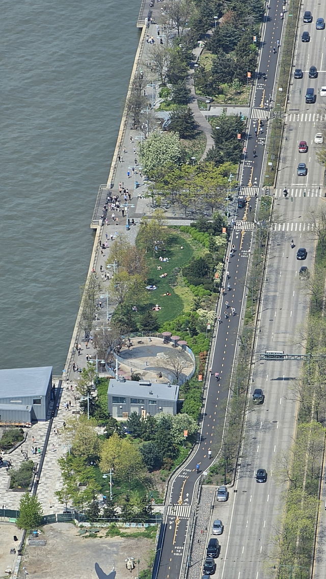 허드슨 강변에 조성된 수변공원 전경. 김태권 기자