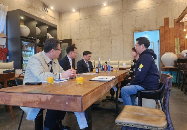 국세청 김태호 차장과 최재봉 법인납세국장이 우리 술 수출지원을 위해 ㈜술아원 양조장을 찾아 애로사항을 듣고 있다. 국세청 제공