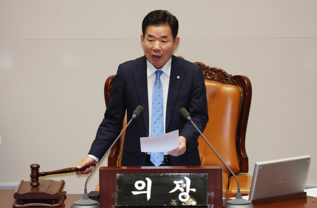 김진표 국회의장이 2일 국회에서 열린 본회의에서 의사봉을 두드리고 있다. 연합뉴스
