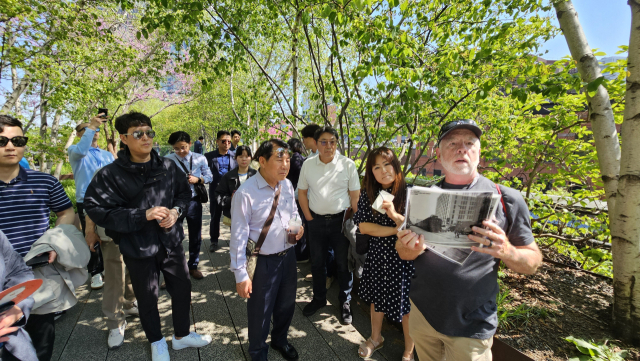 낙동강협의회가 고가철로를 공원으로 조성한 미국 뉴욕의 하이라인을 시찰하고 있다.