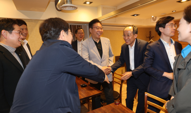 국민의힘 원내대표 경선에 출마한 추경호 의원이 지난 6일 부산 당선인 모임을 찾아 인사를 악수를 나누고 있다. 이재찬 기자 chan@