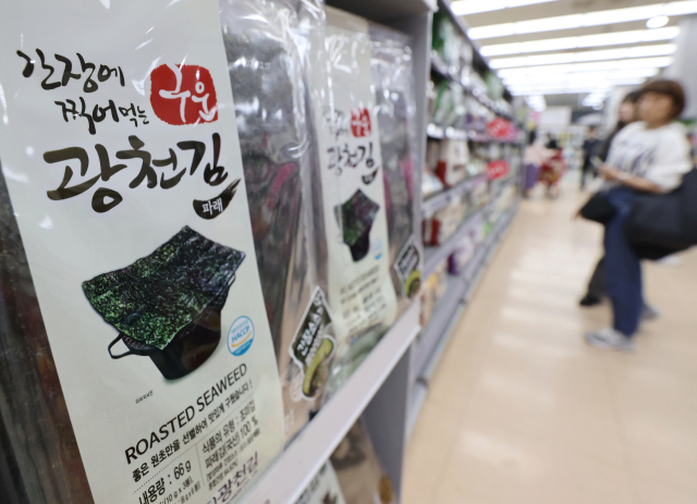 서울 한 대형마트에 진열된 김 제품. 연합뉴스