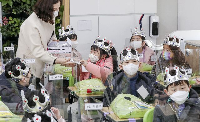 전국 10개 교대와 3개 초등교육과는 2026학년도 대학 입시에서 학교폭력 이력이 있는 학생에 대해서는 지원 자격을 배제하거나 감점하기로 결정했다. 지난 2022년 부산 한 초등학교에서 교사가 첫 등교를 한 1학년 신입생에게 자가검진키트 나눠주고 있다. 부산일보DB