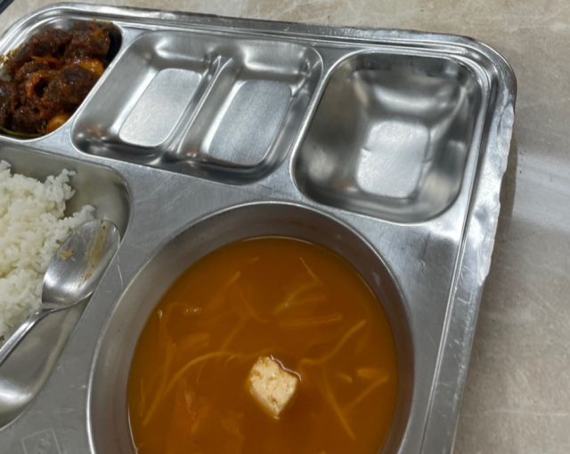 김치를 받지 않은 식판. 사진=인터넷 커뮤니티