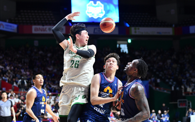 원주 DB 강상재가 지난달 21일 2023-2024 프로농구 4강 플레이오프 4차전에서 부산 KCC 선수들을 피해 패스를 하고 있다. KBL 제공
