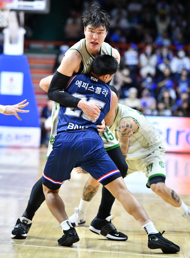 원주 DB 김종규가 지난달 21일 2023-2024 프로농구 4강 플레이오프 4차전에서 부산 KCC 에피스톨라를 막아서고 있다. KBL 제공