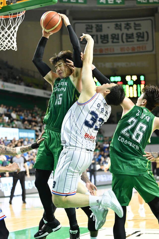 원주 DB 김종규(왼쪽)와 강상재(오른쪽)가 지난달 18일 2023-2024 프로농구 4강 플레이오프 2차전에서 부산 KCC 이승현과 리바운드 다툼을 하고 있다. KBL 제공