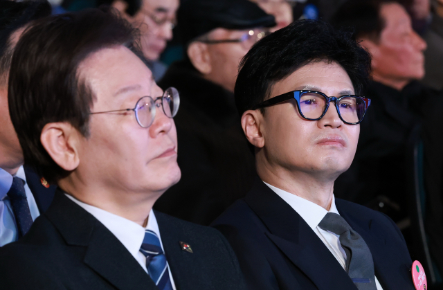 국민의힘 한동훈 비상대책위원장(오른쪽)과 더불어민주당 이재명 대표가 3월 1일 서울 중구 유관순 기념관에서 열린 제105주년 3.1절 기념식에 참석해 생각에 잠겨 있다. 연합뉴스