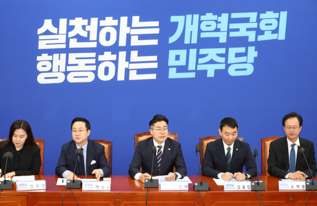 더불어민주당 박찬대(가운데) 신임 원내대표가 7일 국회에서 열린 원내대책회의에서 인사말을 하고 있다. 왼쪽은 박성준 원내수석부대표, 오른쪽은 김용민 정책수석부대표. 연합뉴스