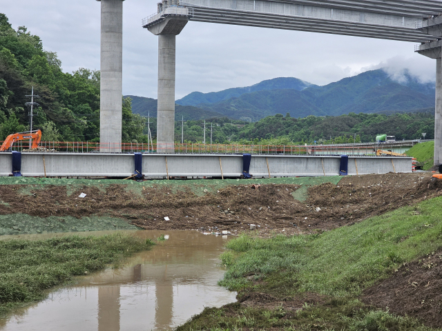 마을 쪽에서 바라본 수관 모습. 부유물 등에 완전히 가려져 구멍조차 보이질 않고 있다. 김현우 기자