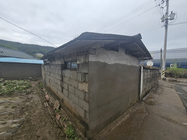 침수 이후 마을 모습. 당시 물이 집 지붕 아래까지 찼음을 확인할 수 있다. 구조가 조금이라도 늦었으면 인명피해가 발생할 수도 있었던 아찔한 상황이었다. 김현우 기자