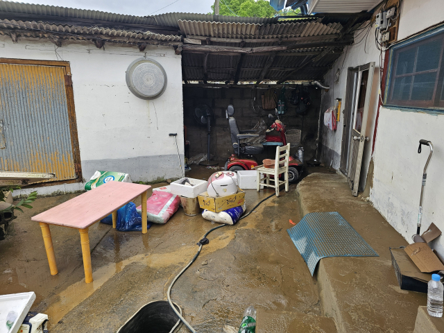 침수피해를 입은 합천군 대양면의 한 농가. 집 내부까지 모두 침수돼 복구까지 꽤 오랜 시간이 걸릴 전망이다. 김현우 기자