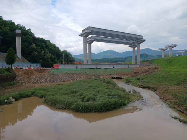 경남도와 합천군 등은 침수 원인으로 인근 고속국도 제14호선 함양~창녕 간 건설공사 현장을 꼽고 있다. 임시도로를 내기 위해 하천을 막고 수관 5개를 설치했는데, 빗물을 무리 없이 흘려보내기엔 턱없이 부족하다는 지적이다. 김현우 기자
