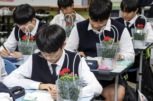어버이날을 하루 앞둔 7일 오후 부산 동래구 용인고등학교에서 학생들이 부모님께 감사의 편지를 쓰고 있다. 김종진 기자 kjj1761@