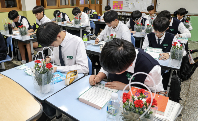 어버이날을 하루 앞둔 7일 오후 부산 동래구 용인고등학교에서 학생들이 부모님께 감사의 편지를 쓰고 있다. 김종진 기자 kjj1761@