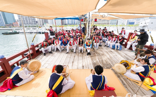 부산 앞바다에서 지난 6일 발달장애인들이 조선통신사 뱃길을 체험하고 있다. 한국장애인고용공단 제공