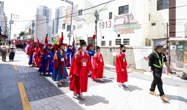 부산에서 발달장애인들이 지난 6일 조선통신사 행렬을 재현하는 모습. 한국장애인고용공단 제공