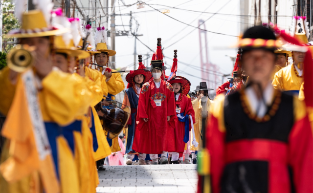 부산에서 발달장애인들이 지난 6일 조선통신사 행렬을 재현하는 모습. 한국장애인고용공단 제공