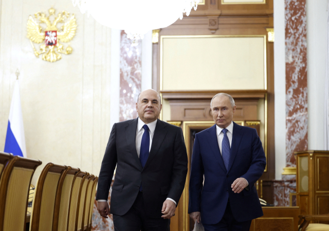 블라디미르 푸틴(오른쪽) 러시아 대통령이 6일(현지시간) 러시아 모스크바에서 열린 회의에 참석하고 있다. 로이터연합뉴스