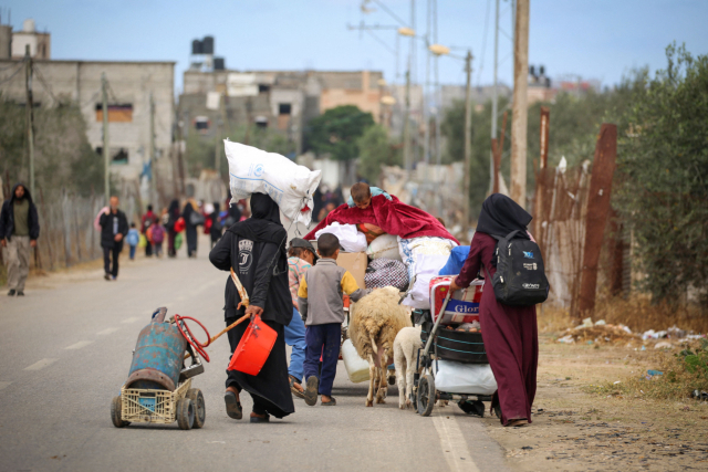 6일(현지시간) 이스라엘군 대피 명령에 따라 주민들이 가자지구 남부 라파를 떠나고 있다 AFP연합뉴스