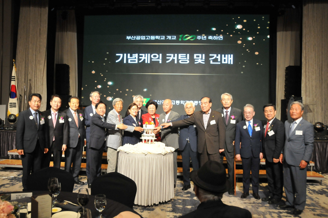 부산공업고등학교 개교 100주년 축하연이 지난 3일 부산 서면 롯데호텔 그랜드볼룸에서 열렸다. 참석 동문들과 내빈들이 100주년 축하 기념케익 커팅을 하고 있다. 정종회 기자 jjh@