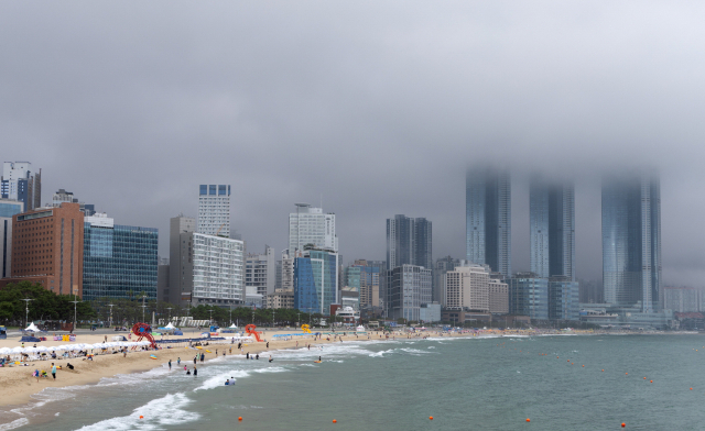 다음 달부터 부산 해운대해수욕장 일대에 대형 호텔 체인이 잇달아 문을 열면서 올여름 부산의 호텔가 경쟁이 치열해질 것으로 예상된다. 부산 해운대해수욕장 주변 호텔 전경. 정대현 기자 jhyun@