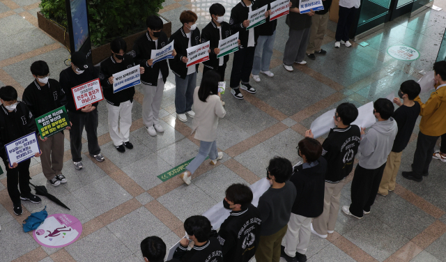 부산대 의대 증원 관련 학칙 개정을 위해 교무회의가 열리는 7일 오후 대학본부에서 의과대학생들과 교수들이 피켓 시위를 하고 있다. 연합뉴스