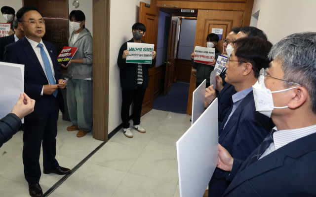 부산대 의대 증원 관련 학칙 개정을 위해 교무회의가 열리는 7일 오후 이 대학 대학본부에서 의과대학생들과 교수들이 피켓 시위를 하자 차정인 총장이 자신의 입장을 밝히고 있다. 연합뉴스