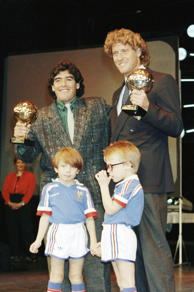 아르헨티나 디에고 마라도나와 서독 골키퍼 하랄드 슈마허가 1986년 프랑스 파리에서 열린 사커 골든슈 시상식에서 포즈를 취하고 있다. AP연합뉴스