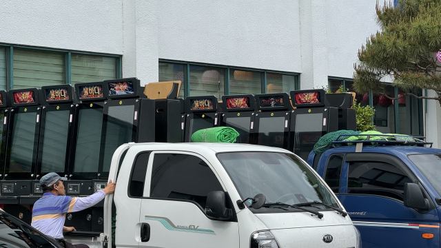 진주경찰서는 지역의 한 게임장에 출동해 사행성 게임기 73대와 현금 340여만 원을 압수했다. 김현우 기자