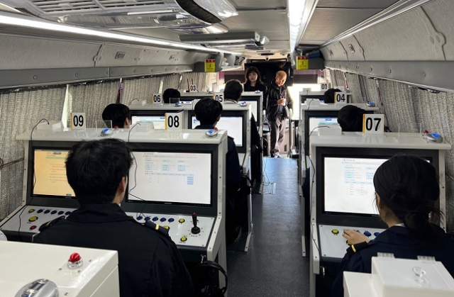 한국교통안전공단이 항공자격 시험을 치르려는 비수도권 응시자들을 위해 제주·울진·제주·무안·청주 등을 찾아 자격시험을 실시한다. 사진은 한국항공대학교 및 한국항공직업전문학교 학부 학생들의 실기시험 응시모습. 한국교통안전공단 제공