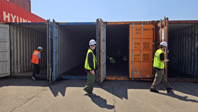 합동조사반이 SNCT에서 공컨테이너 내부를 조사하고 있다. 인천항만공사(IPA) 제공