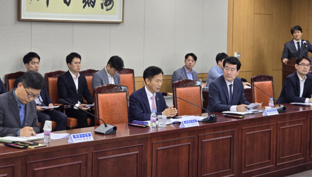 송명달 해양수산부 차관(왼쪽 두 번째)은 8일 오후 정부세종청사에서 부산시, 한국해양교통안전공단, 한국해양수산개발원 등 7개 관계기관과 함께 2024년 ‘한국해사주간(Korea Maritime Week)’ 기획위원회를 개최했다. 해수부 제공