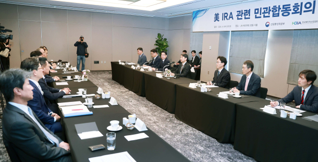 안덕근 산업통상자원부 장관(오른쪽 네 번째)이 8일 서울 강남구 JW메리어트호텔에서 열린 미국 인플레이션감축법(IRA) 관련 민관합동회의를 주재하고 있다. 산업부 제공