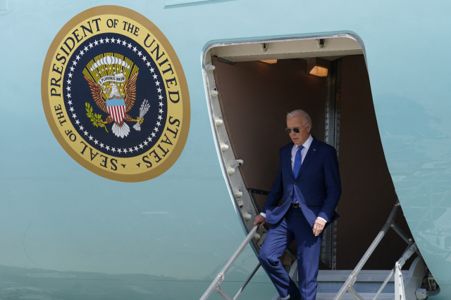 조 바이든 미국 대통령이 8일(현지시간) 일리노이주 시카고에 도착해 전용기에서 내리고 있다. 로이터연합뉴스
