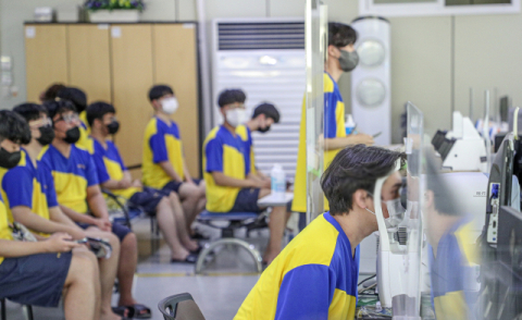 부산 수영구 부산병무청 병역판정검사장에서 검사 대상자들이 검사를 받고 있다. 김종진 기자 kjj1761@