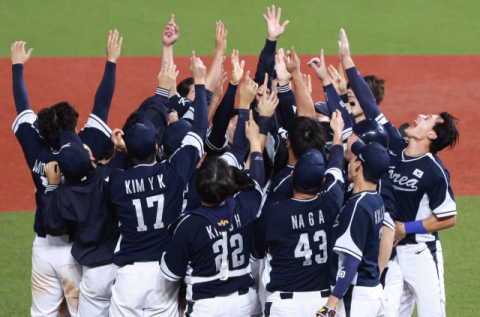 2023년 10월 7일 중국 저장성 항저우 인근 사오싱 야구·소프트볼 스포츠센터 제1구장에서 열린 ‘2022 항저우 아시안게임’ 결승에서 대만을 물리치고 우승한 대한민국 선수들이 그라운드에서 기뻐하고 있다. 연합뉴스