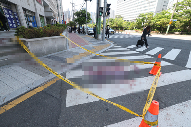 부산 연제구 부산지방법 앞에서 칼부림 사건이 발생해 피해자가 사망했다. 정대현 기자 jhyun@