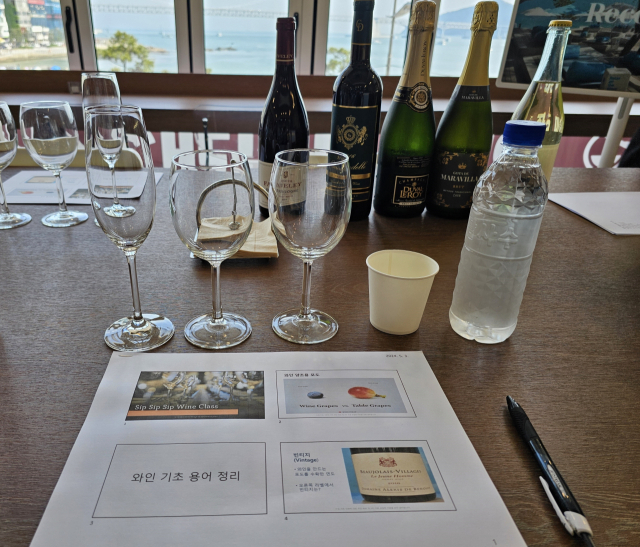와인 원데이 클래스 시작. 양이 제법 많은 수업 자료까지 준비가 돼 있어서 살짝 긴장했어. 조경건 부산닷컴 기자