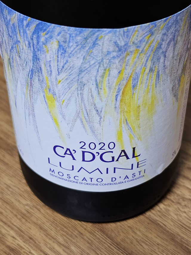 수업을 듣고 나서 집에 있던 와인 라벨을 찍어 봤어. 모스카토 다스티 품종으로 만든 와인인데, 빈티지는 제일 위에 적혀 있는 대로 2020년인거지. 찾아보니 모스카토 다스티는 따로 추천할 만한 빈티지는 없다고 하네. 조경건 부산닷컴 기자