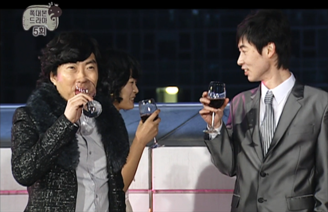 잔의 기둥 부분인 ‘스템’을 잡고 와인을 마시는 ‘명수옹’(왼쪽)과 ‘볼’을 잡고 마시는 보조 출연자들 모습인데, 상온에서 마시기 좋은 무거운 레드 와인이면 어떻게 잡든 상관없어. MBC ‘무한도전’ 방송화면 캡처