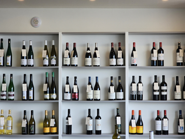 와인숍에 진열된 와인들. 지진 나면 큰일이겠다는 생각부터 드는 걸 보니 나도 정상은 아닌 모양이야. 조경건 부산닷컴 기자
