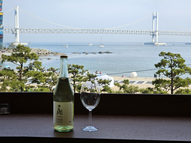 뷰 맛집인 와인숍. 수업도 수업이지만 저녁에 따로 와서 마시고 싶다는 생각이 절로 들었어. 조경건 부산닷컴 기자