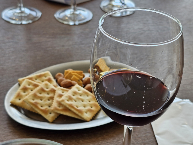 제공된 안주와 함께 마신 까베르네 소비뇽 레드 와인. 와인 시음할 때는 눈, 코, 입만 기억하면 돼. 우선 눈으로 색을 보고, 코로 향을 맡아보고 입으로 음미하는 거지. 잔에 따르자마자 후루룩 마셔버리지 말자고. 조경건 부산닷컴 기자