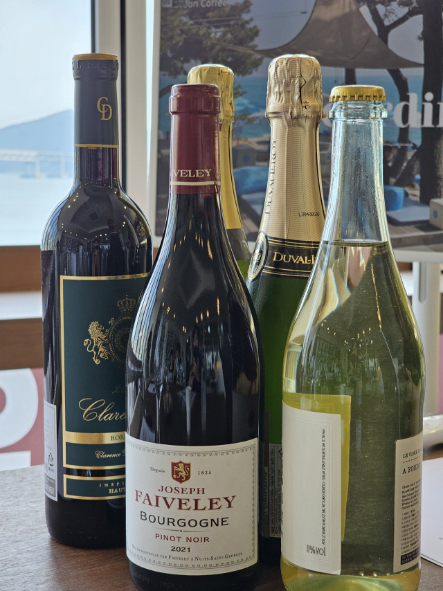 지금까지 배운 걸 토대로 앞에 있는 적포도주 라벨을 읽어보자고. 제일 크게 써 있는 ‘페블레’(FAIVELEY)는 브랜드 이름이고, 아래에 적힌 ‘부르고뉴’(BOURGOGNE)는 산지, 2021은 빈티지야. 조경건 부산닷컴 기자