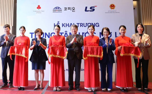 8일 베트남 하이퐁에서 열린 ‘LS 드림센터’ 개소식에서 (주)LS 안원형(왼쪽에서 5번째) 사장 등 주요 관계자들이 테이프 커팅식 후 박수를 치고 있다.LS 제공