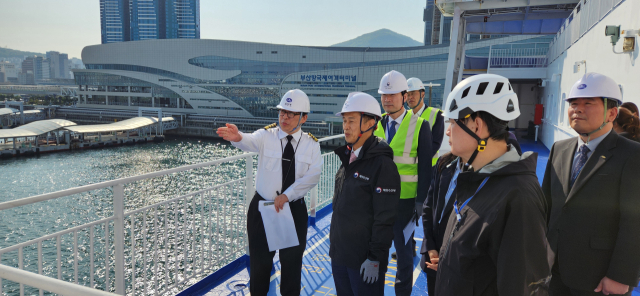 송명달 해양수산부 차관(왼쪽 두 번째)이 9일 부산 동구 부산항 국제여객터미널에 접안 중인 한·일 국제여객선(성희호)의 안전관리 상태를 점검하고 있다. 해수부 제공