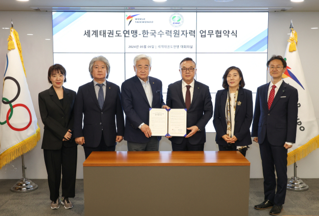 한수원이 9일 세계태권도연맹과 원전 수출 지원 문화교류 활동을 위한 업무협약을 체결했다(왼쪽 세 번째 조정원 세계태권도연맹 총재, 네 번째 황주호 한수원 사장). 한수원 제공